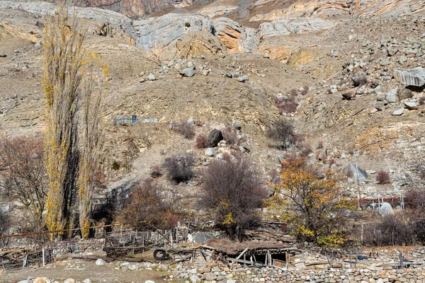 Vue lointaine du vieux village abandonné de balkar dans le Caucase du Nord — Photo