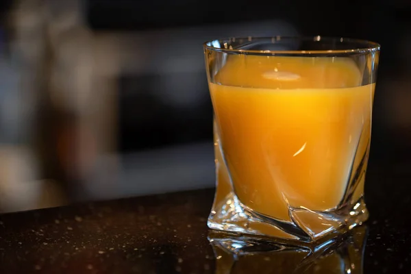 Un vaso de zumo de naranja fresco en una mesa de madera cerrar — Foto de Stock