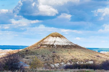 Sonbaharda Tebeşir Tepesi 'nin uzak manzarası