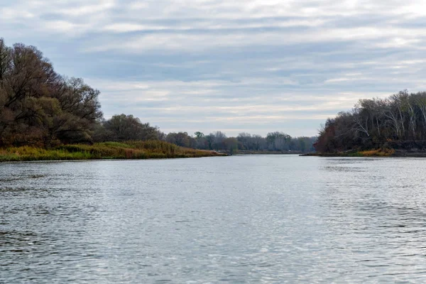 Paisaje vista de la orilla del río tranquilo Don en Rusia en otoño —  Fotos de Stock