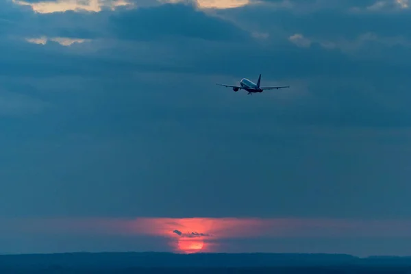 Vista del avión subiendo contra el hermoso cielo —  Fotos de Stock