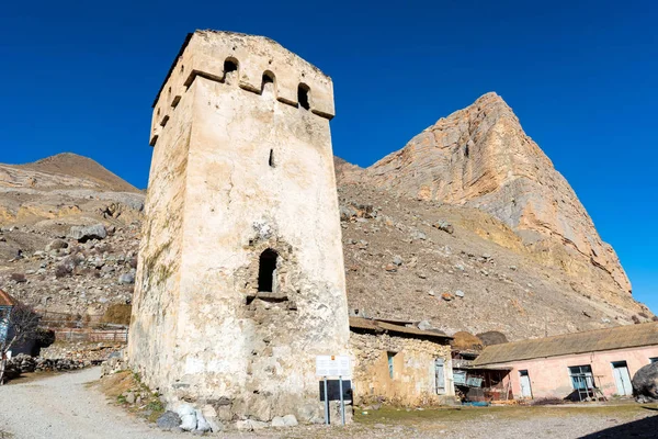 Uitzicht op de middeleeuwse toren van Balkarukovs in de noordelijke Kaukasus, Rusland — Stockfoto