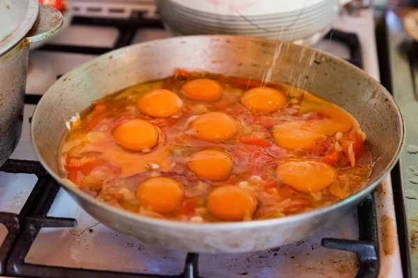 Cooking fried eggs on frying pan close up — Stock Photo, Image