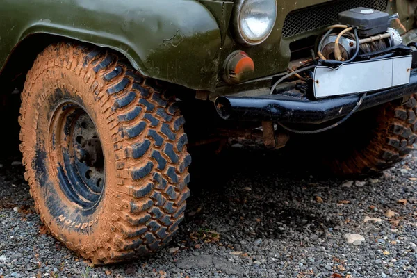 Zavřít obrázek off-road pneumatiky na zemi — Stock fotografie