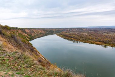 Rusya 'da sonbaharda bozkır ve sakin nehir Don manzarası