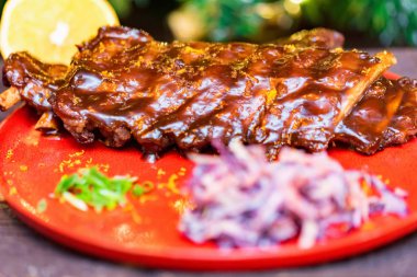 Limon ve sebzeli portakal soslu domuz pirzolası.