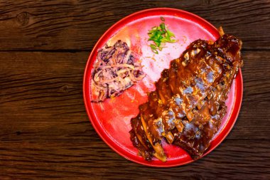 Portakal soslu domuz pirzolası ve sebzeli.