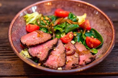 Parçalara ayrılmış taze pişmiş biftek.