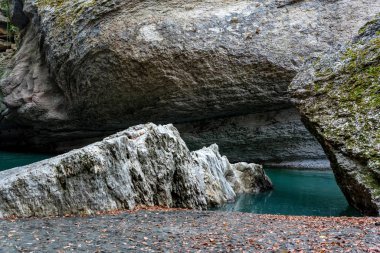 Huzurlu dağ nehri ve kayalarla sonbahar manzarası