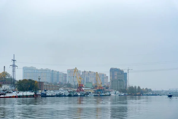 Vista del puerto fluvial en Rostov-on-Don en el día nublado de otoño —  Fotos de Stock