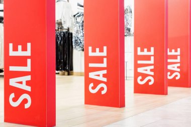Elbise mağazasının girişinde kırmızı satış tabelaları