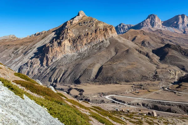 Rocas y hierba seca en las montañas del Cáucaso Norte en otoño en un día soleado — Foto de Stock