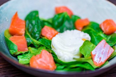 Somon salatasıyla haşlanmış yumurtayı kapat.