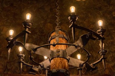 Tavandan sarkan ortaçağ dekoratif avizesi.