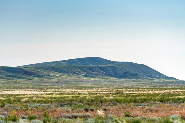 Incroyable paysage lointain de la montagne Big Bogdo contre le ciel. Russie — Photo