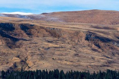 Kuzey Kafkasya 'da sonbaharda kurak zemin ve kar manzarası