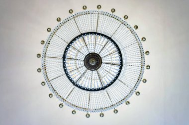 Yuvarlak modern tasarımcı avizesinin alt görünümü