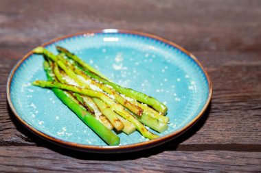 Lezzetli ızgara kuşkonmazları tabağa koy.