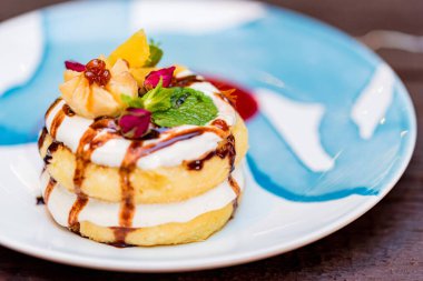 Süzme peynirli krep veya kremalı şurup, meyve reçeli ve çiçek süslemeli