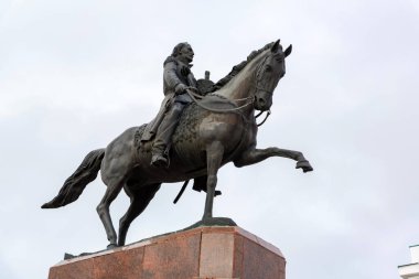 Rusya 'nın Novocherkassk kentindeki Platov Kazak Ataman Anıtı bulutlu bir günde