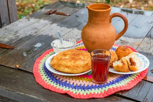 Masa tradițională de cazaci de plăcinte coapte și băuturi de boabe — Fotografie, imagine de stoc