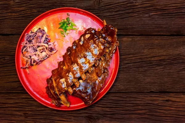 Top view roasted pork ribs in orange sauce served with and vegetables — Stock Photo, Image