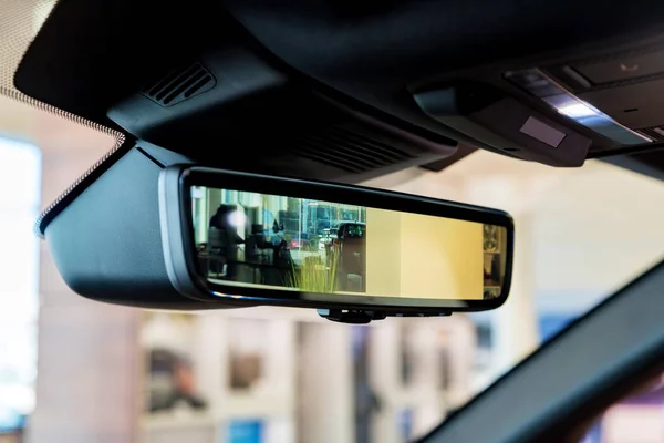 Backspegel i modern bil med kamera och display — Stockfoto