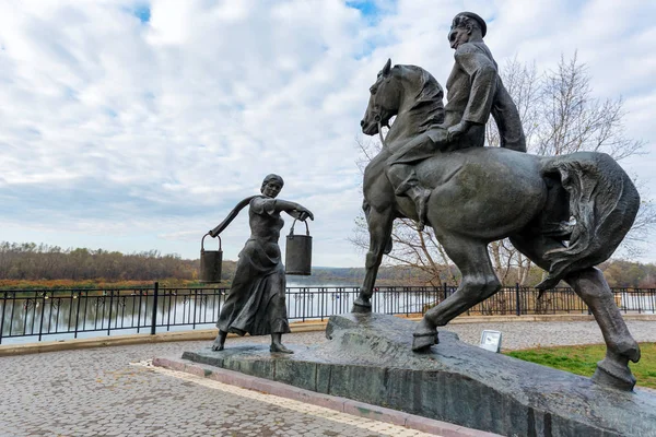 Памятник Аксинье и Григорию Мелехову в селе Вёшенская, Россия — стоковое фото