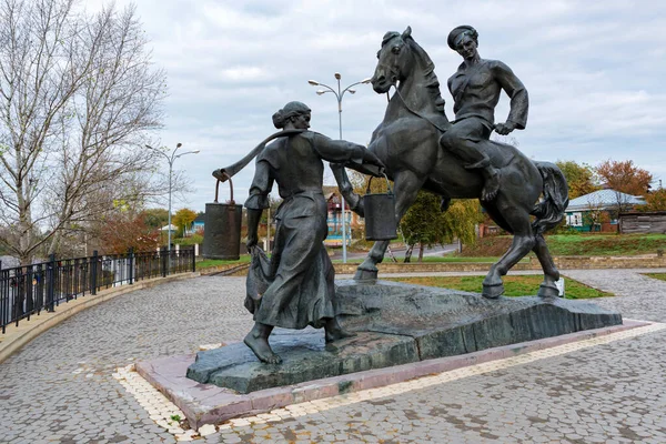 Памятник Аксинье и Григорию Мелехову в селе Вёшенская, Россия — стоковое фото