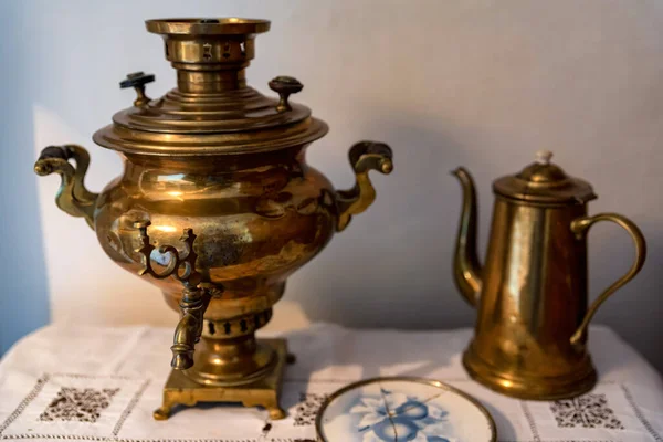 Traditional vintage brass Russian samovar and kettle — Stock Photo, Image