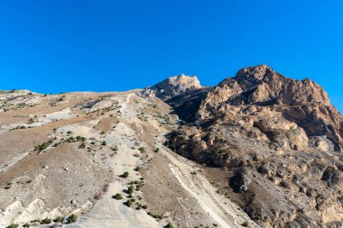 Kuzey Kafkasya 'da kayalar ve kuru çimenler Sonbaharda güneşli bir günde