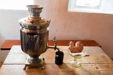 Geleneksel Rus semaveri ve zencefilli çörekler