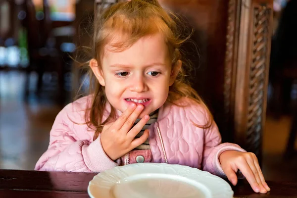 Unglücklich preschooler mädchen doesnt wollen bis essen — Stockfoto