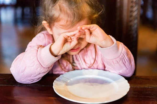 Unglücklich preschooler mädchen doesnt wollen bis essen — Stockfoto