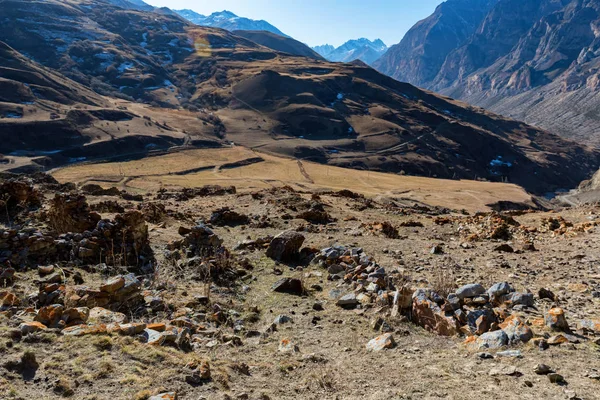 Restos de piedra vista lejana del antiguo pueblo balkar abandonado en el norte del Cáucaso — Foto de Stock