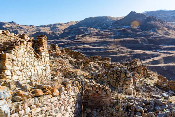Resti in pietra del vecchio villaggio abbandonato di Balkar nel Caucaso settentrionale — Foto Stock
