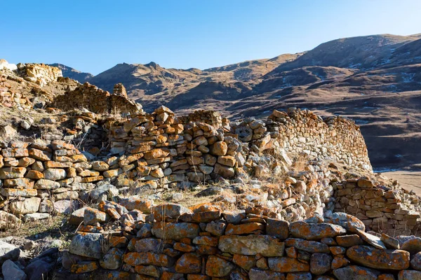Stenen resten van oud verlaten Balkar dorp in Noord Kaukasus — Stockfoto
