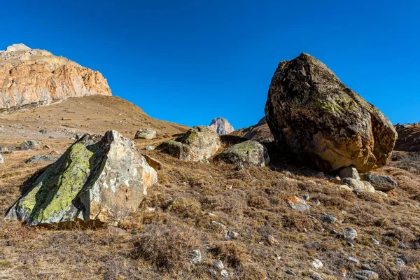 Rocas y hierba seca en las montañas del Cáucaso Norte en otoño en un día soleado — Foto de Stock