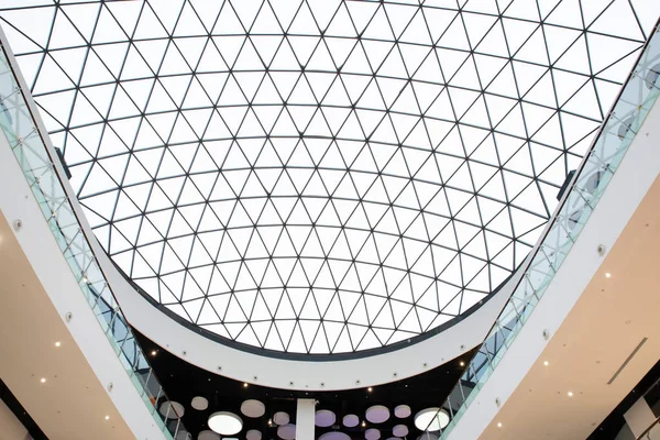 Vista do teto de vidro moderno no shopping — Fotografia de Stock