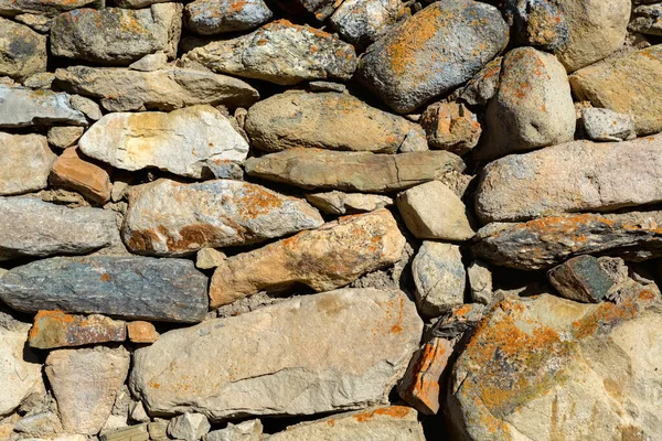 Cerca de viejo parcialmente destruido pared de piedra textura — Foto de Stock
