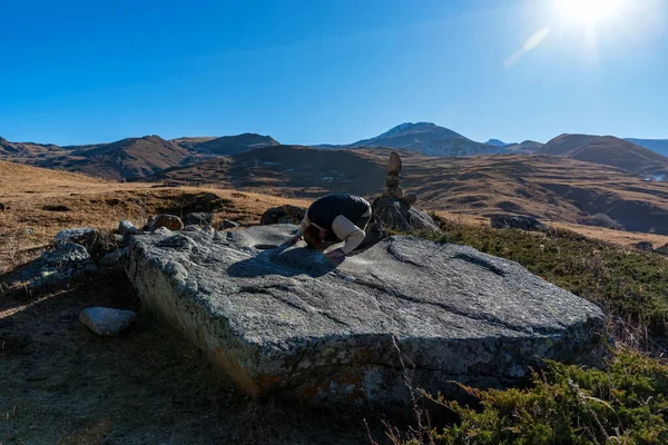 Hombre viajero reza en la antigua piedra de oración musulmana en las montañas — Foto de Stock