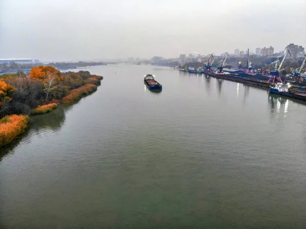 Veduta del porto fluviale di Rostov-sul-Don in autunno scattata dal drone — Foto Stock