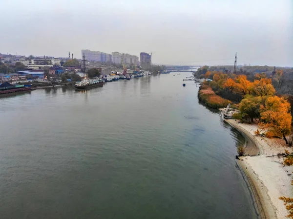 Blick auf den Flusshafen in Rostow am Don im Herbst per Drohne aufgenommen — Stockfoto