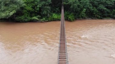 Asma köprü ve dağ nehri üzerinde uçuş