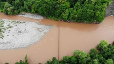 Asma köprü ve dağ nehri üzerinde uçuş