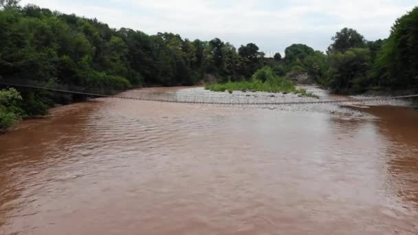 Vuelo sobre puente colgante y río de montaña — Vídeos de Stock