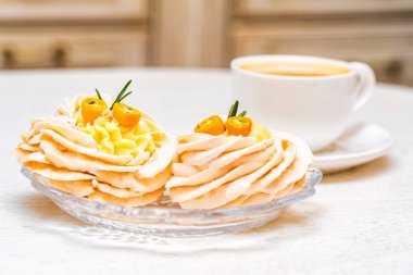 Kumkat ve kahveyle süslenmiş kremalı pasta.