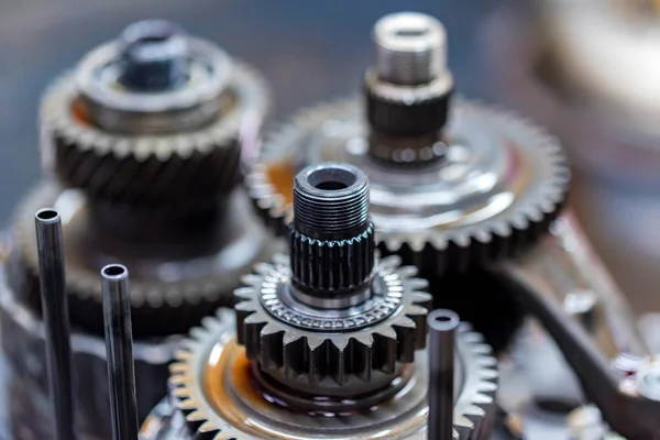 Engranajes helicoidales de primer plano en la transmisión automática del coche —  Fotos de Stock