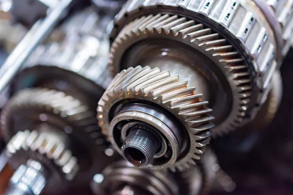 Engranajes helicoidales de primer plano en la transmisión automática del coche —  Fotos de Stock