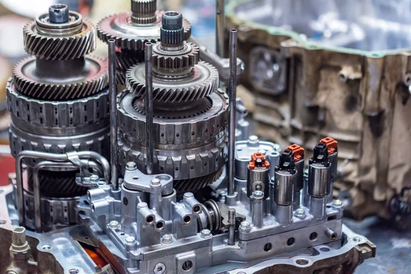 Engranajes helicoidales de primer plano en la transmisión automática del coche —  Fotos de Stock